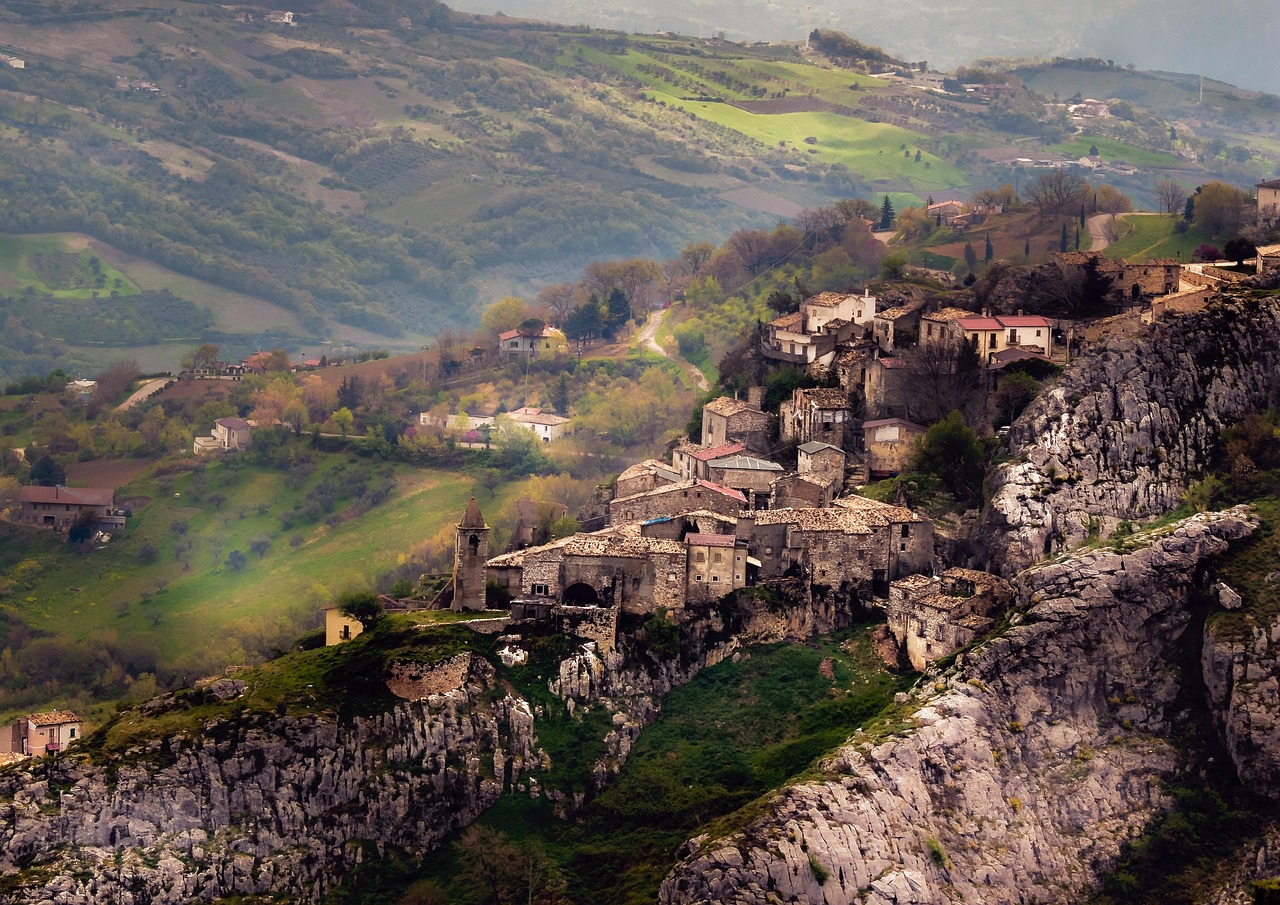 Borgo pittoresco in Basilicata incastonato tra le rocce, con case colorate e paesaggio mozzafiato.