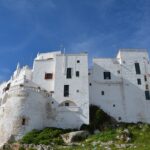 Borgo pugliese affascinante con stradine strette e case bianche, immerso nella bellezza del sud Italia.