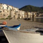 Vista panoramica del tranquillo borgo marittimo calabrese, con mare blu e case colorate.