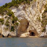 Dettaglio di un labirinto di calce nella "Città Bianca", con muri bianchi e stradine affascinanti.