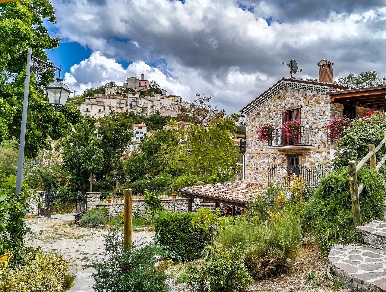Vista panoramica del pittoresco paese abruzzese, ricco di storia e bellezze naturali.
