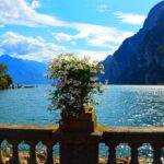 Lago italiano nascosto con acque cristalline e paesaggio montano incantevole, perfetto per fotografie.