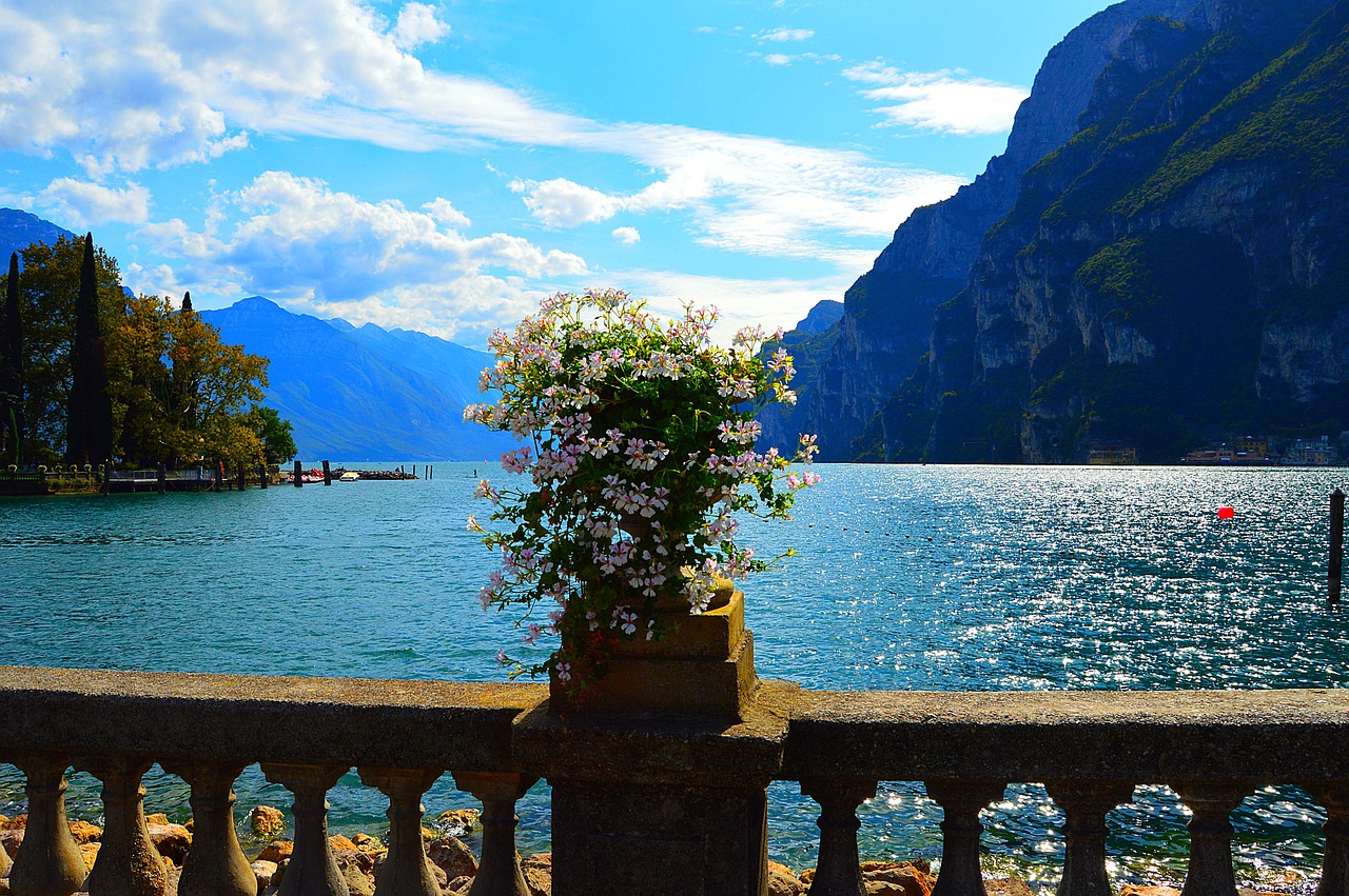 Lago italiano nascosto con acque cristalline e paesaggio montano incantevole, perfetto per fotografie.