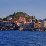 Panorama del paese più remoto della Sardegna, circondato da natura incontaminata e tradizioni locali.