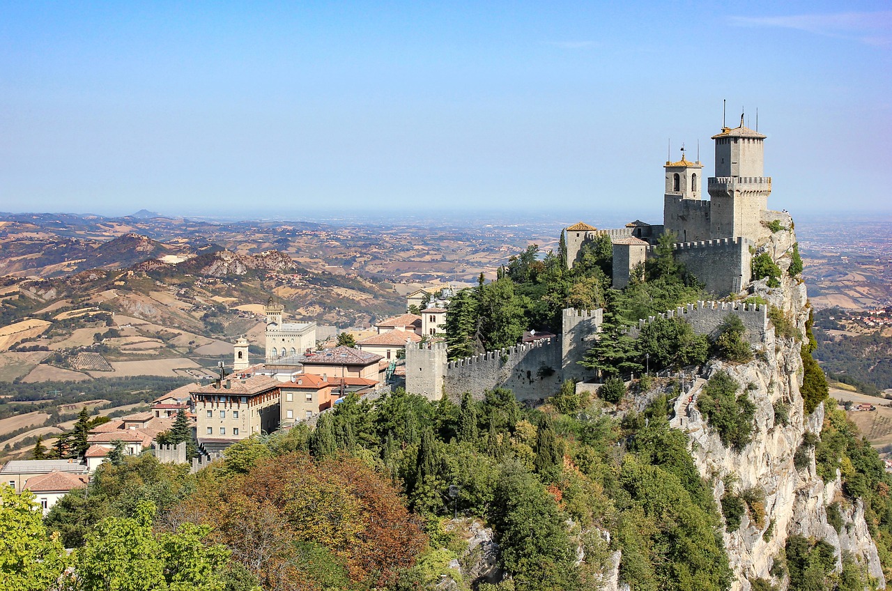 Panorama del paese piemontese più romantico, con strade acciottolate e case storiche immerse nel verde.