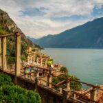 Panorama di una località termale italiana con sorgenti calde e paesaggi naturali mozzafiato.