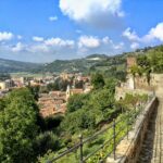 Borgo in Piemonte con vista panoramica mozzafiato sulle colline circostanti.