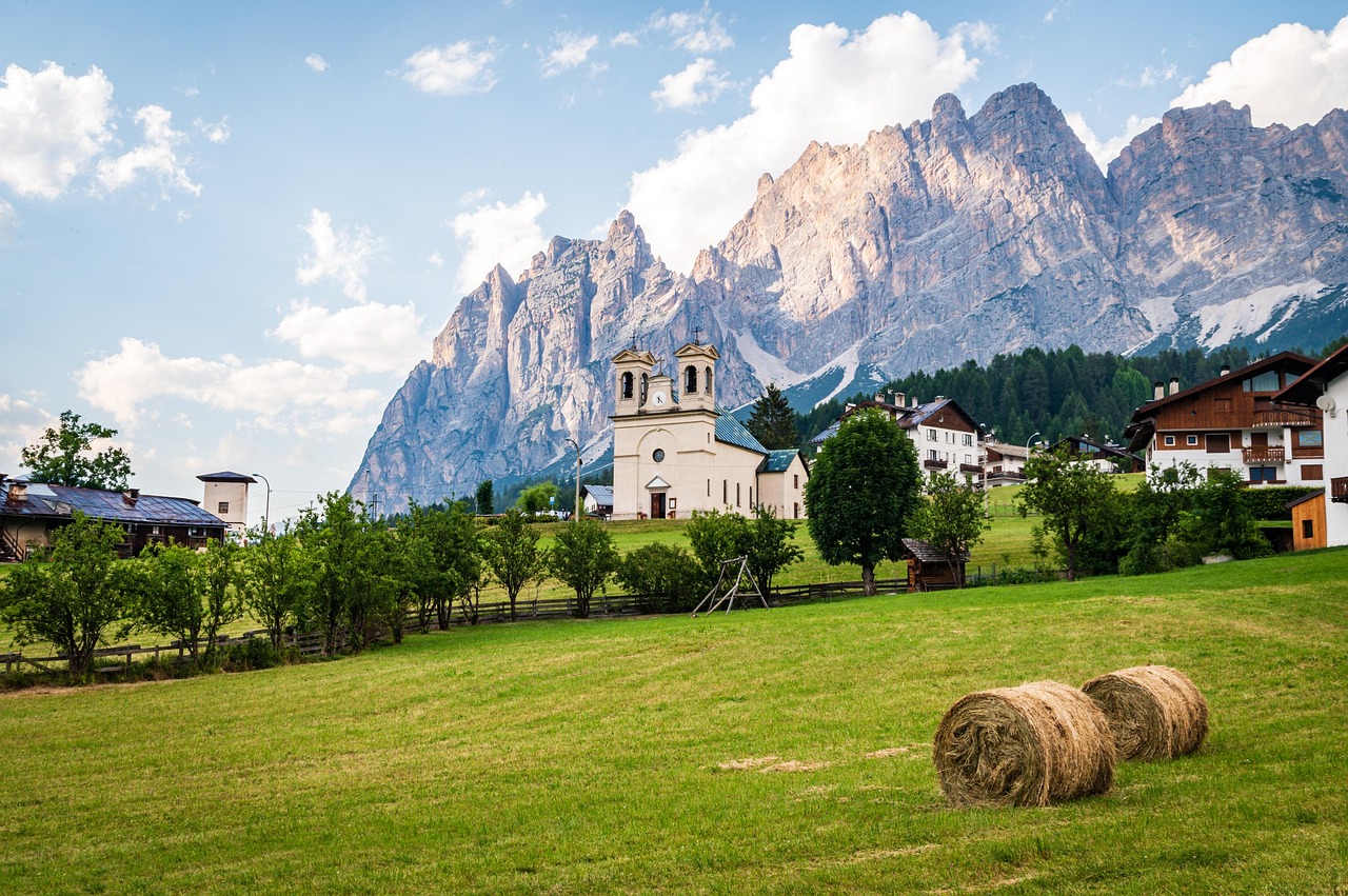 Baita di legno nel borgo delle Dolomiti, immersa nella natura, perfetta per un soggiorno suggestivo.