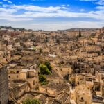 Vista panoramica della città italiana emergente come meta turistica ideale per viaggiatori.