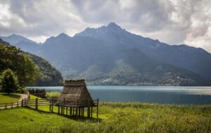 Lago con acque cristalline circondato da montagne, simile a un fiordo norvegese.