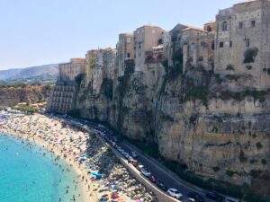 Panorama suggestivo della Calabria, con colline verdi e mare cristallino.