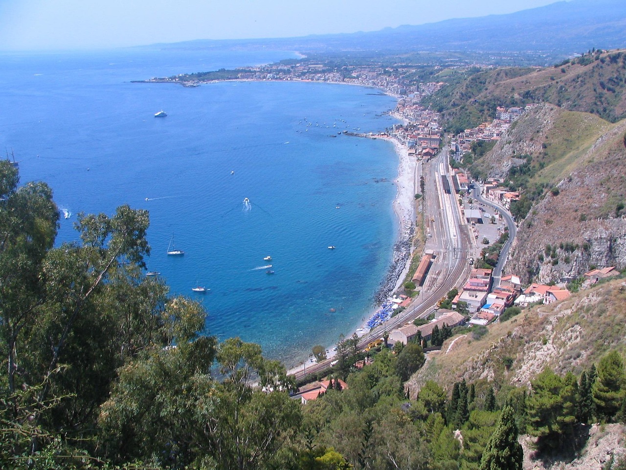 Piccolo porto calabrese con spiagge di sabbia bianca e ristoranti affacciati sul mare.