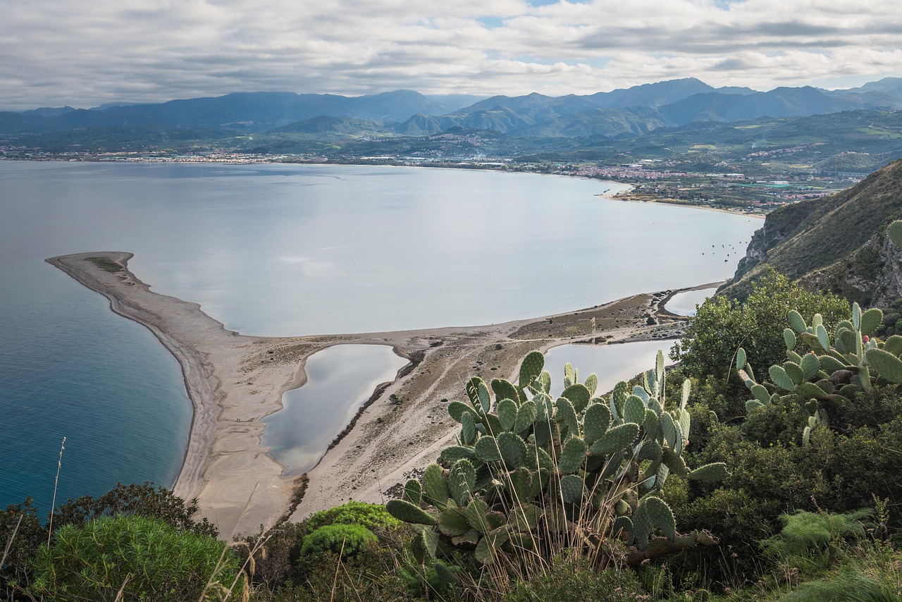 Panorama di Salina con colline verdi e mare cristallino, ideale per escursioni.