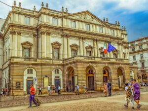 Vista panoramica di una piazza storica italiana con opere d'arte e architettura affascinante.