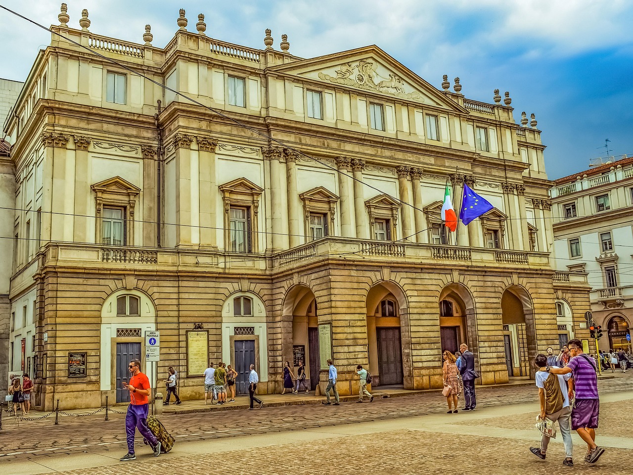 Vista panoramica di una piazza storica italiana con opere d'arte e architettura affascinante.