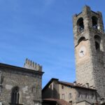 Veduta panoramica del tranquillo paese piemontese, con strade acciottolate e antiche abitazioni.