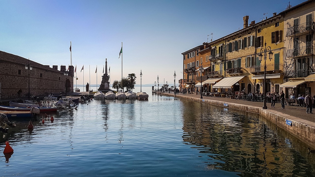 Borgo pittoresco sul Lago di Garda, tranquillo e affascinante, lontano dalle folle turistiche di Sirmione.
