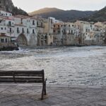 Pesca fresca servita in tavola con vista sul mare in un pittoresco paese costiero.