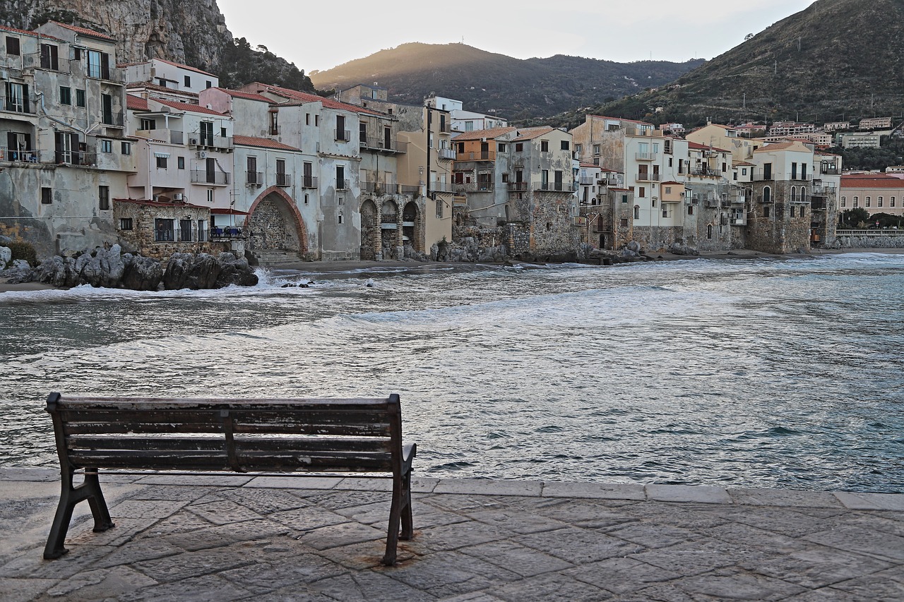 Pesca fresca servita in tavola con vista sul mare in un pittoresco paese costiero.